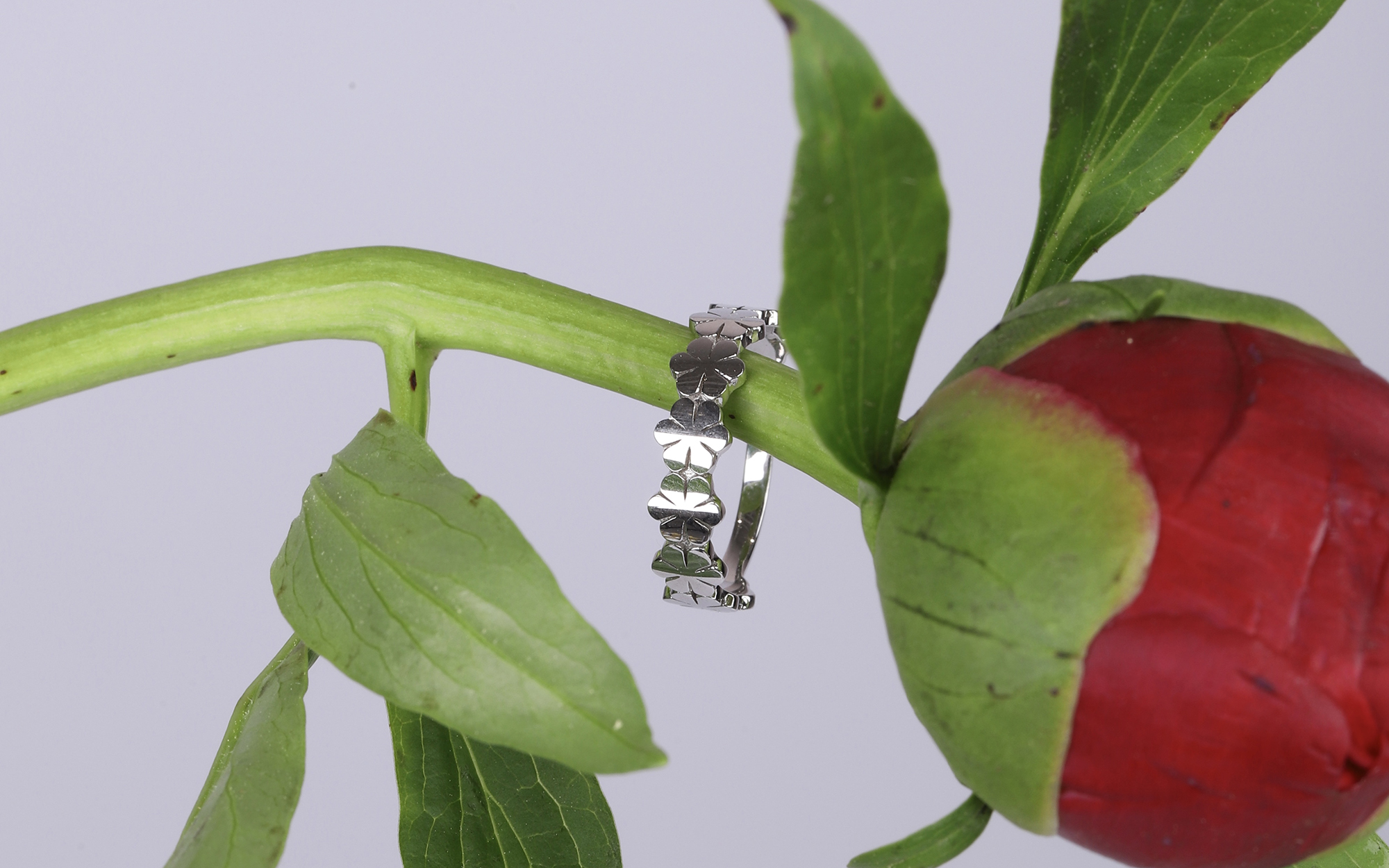 Lattice floral band ring with stone details